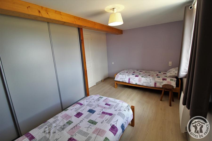 Gîte de la Cerise à Amplepuis - Hameau St Claude Huissel, en Haut Beaujolais - Rhône : la chambre à 2 lits (étage).