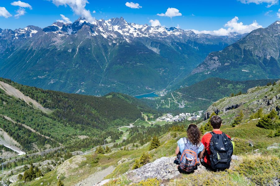 Randonneurs admirant la ve sur la station d'Oz et la Chaîne Belledonne