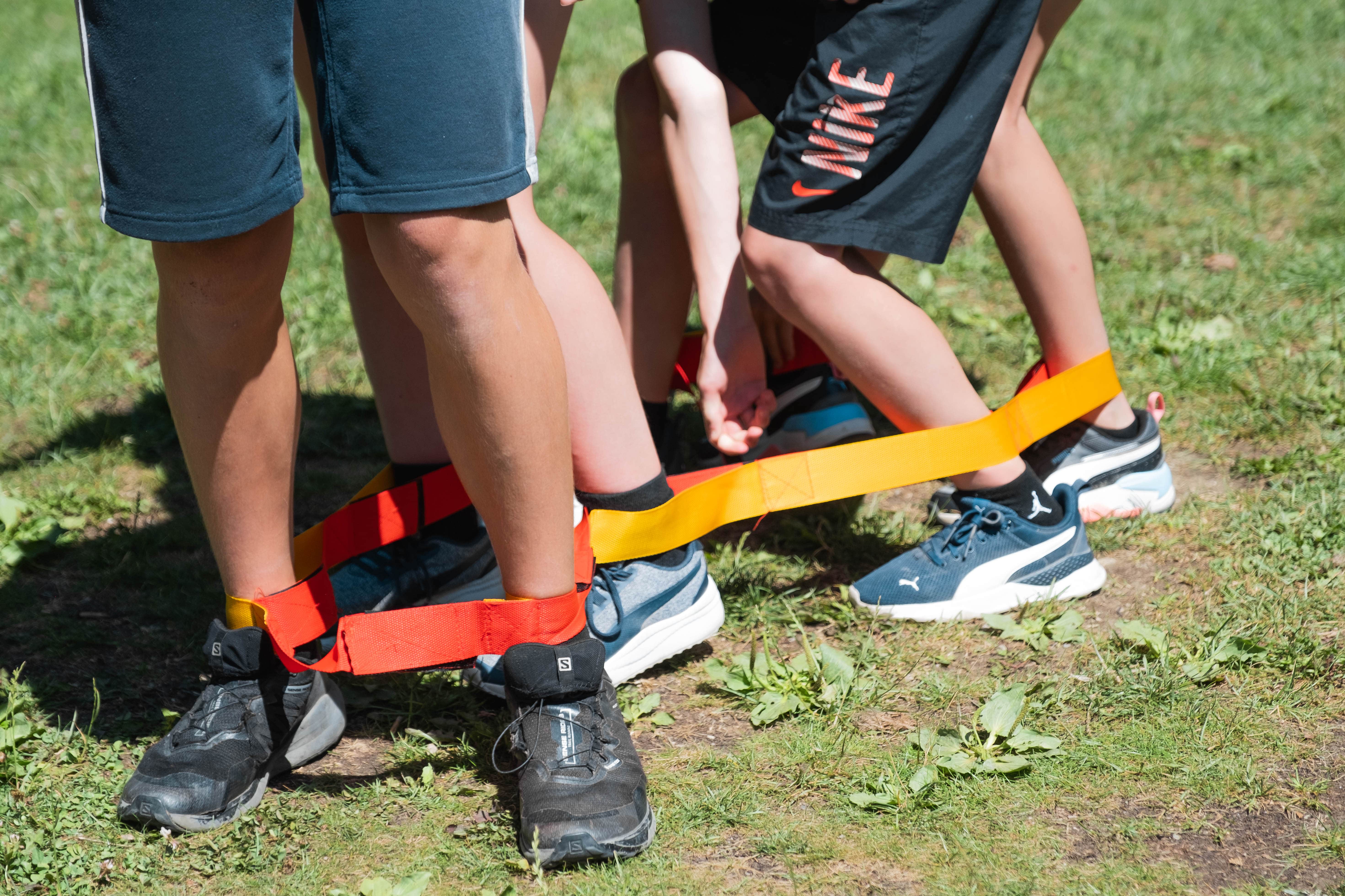 Enfants avec pieds liés pour jouer