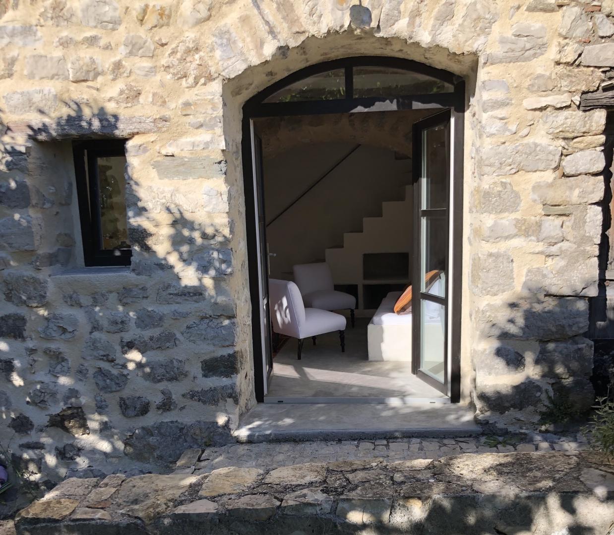 généreuse entrée de la Petite Maison