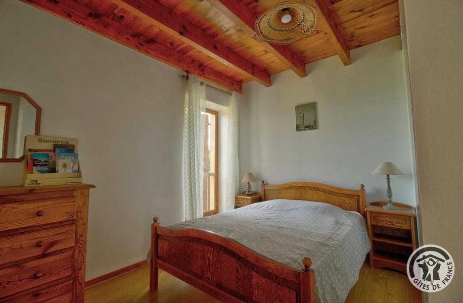 Gîte / Maison de Vacances \'La Glycine\' à Meaux la Montagne en Haut Beaujolais dans le Rhône - Proximité du Lac des Sapins : la chambre au rez-de-chaussée - 1 lit 2 personnes.