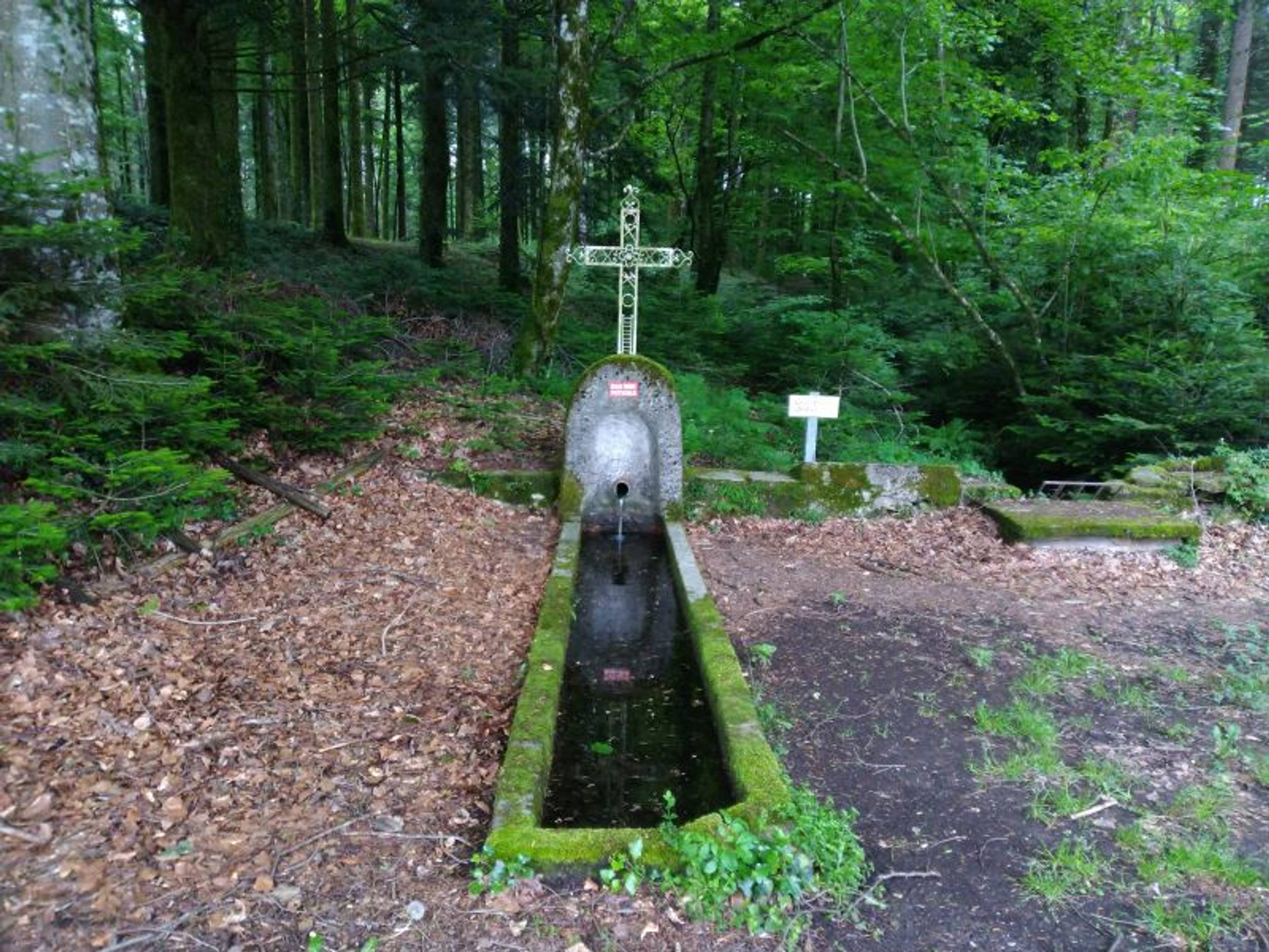 fontaine-bassin-surmonte-dune-croix-yge9p8p4alcz