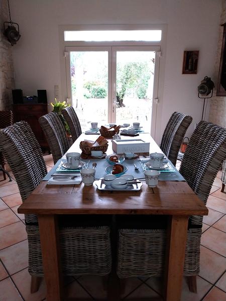 La table avec le petit-déjeuner pour plusieurs convives.