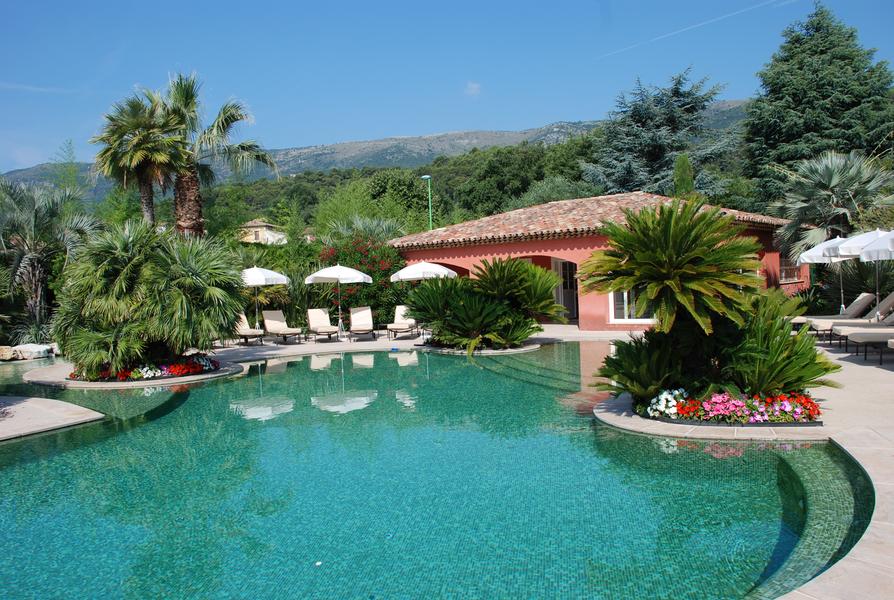 Piscine lagon commune et banquette immergée