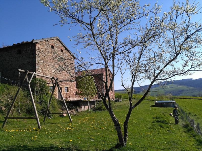 Grand Gîte \'Au Foin Tendre\' à Amplepuis (Rhône - Beaujolais Vert - proximité Lac des Sapins) : la maison et le jardin.