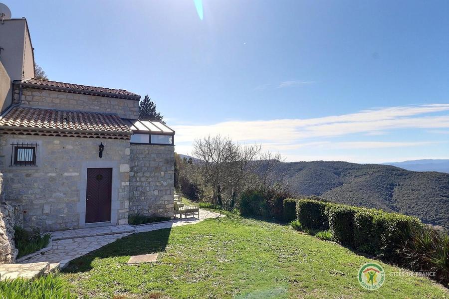 Vue magnifique sur les monts dArdèche et emplacement unique