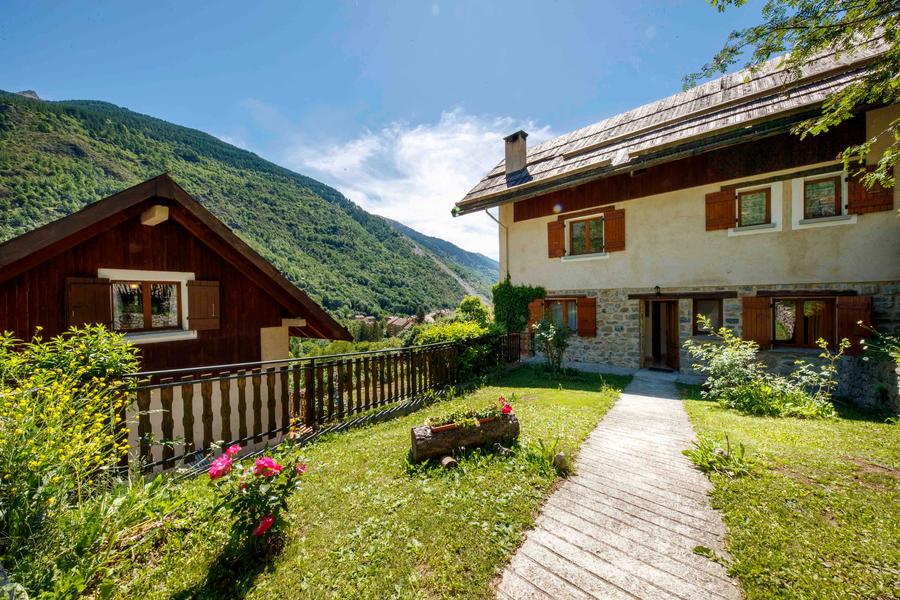 Gîte Les Cerisiers-Entrée du gîte-Saint-Étienne-de-Tinée-Gîtes de France des Alpes-Maritimes