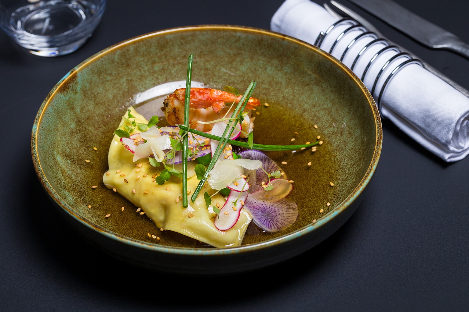ravioles-de-gambas-bouillon-dashi-confit-dechalotes-au-soja-gingembre-marine-restaurant-la-part-des-anges-castres