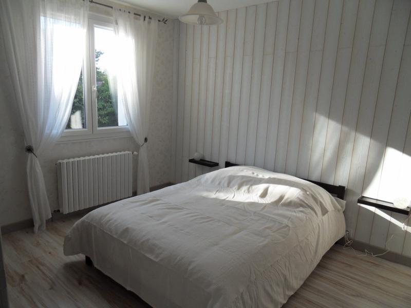 Chambre blanche avec lit double