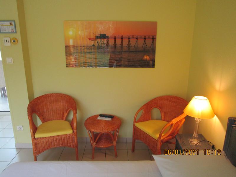 Table basse et chaises dans la chambre bleue