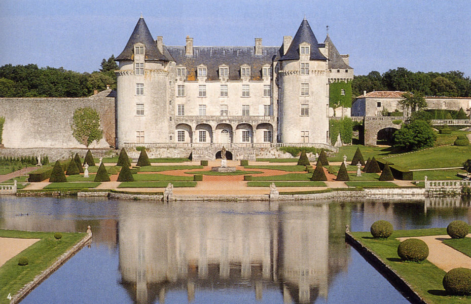 Vue depuis les escaliers en pierre sur la pièce d'eau et la château