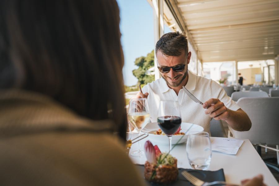 Un homme dégustant son repas.
