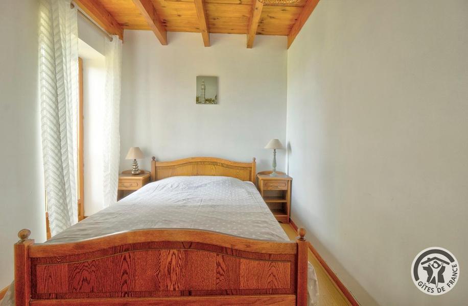 Gîte / Maison de Vacances \'La Glycine\' à Meaux la Montagne en Haut Beaujolais dans le Rhône - Proximité du Lac des Sapins : la chambre au rez-de-chaussée.