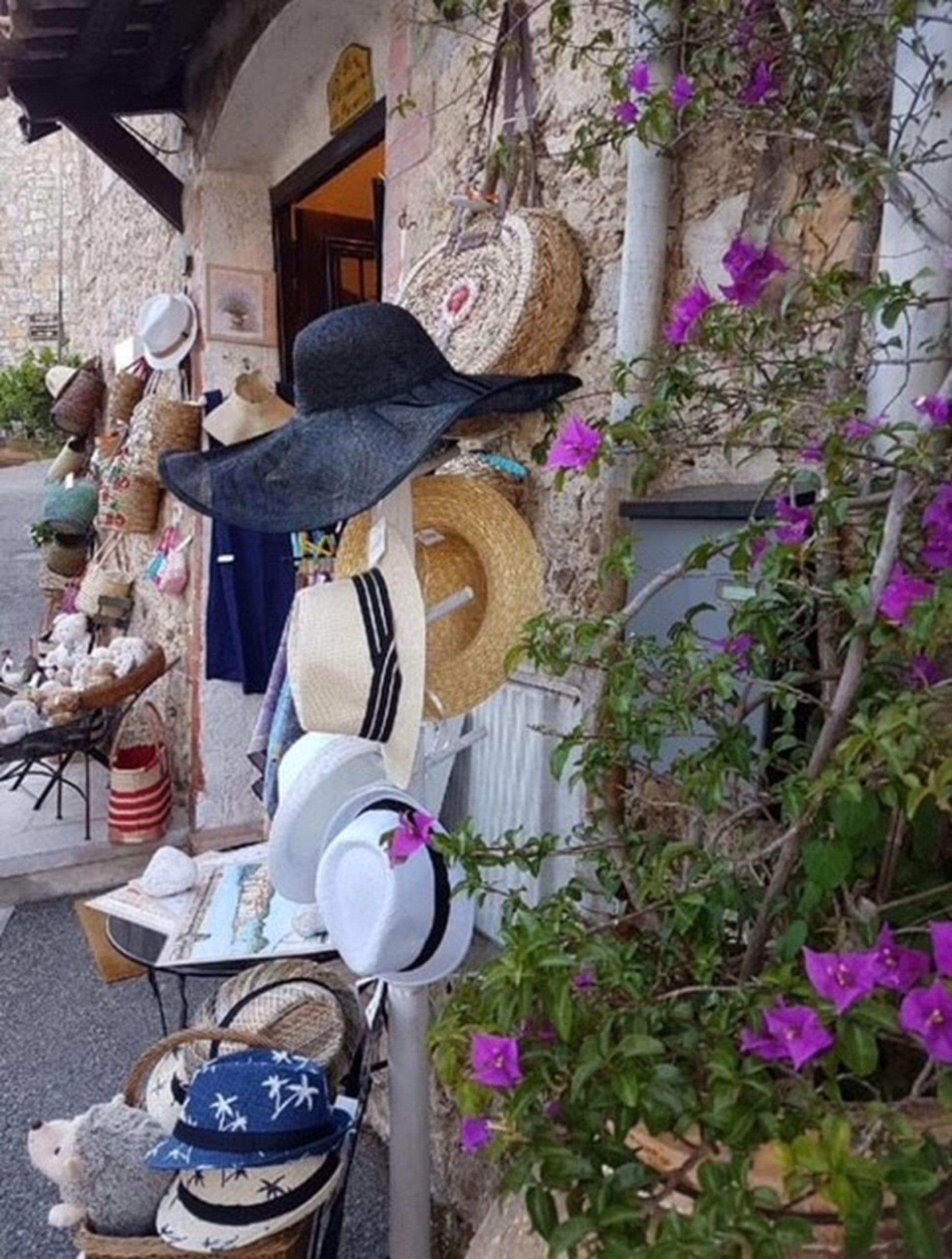 Devanture du commerce Le Grenier de Provence à Mougins