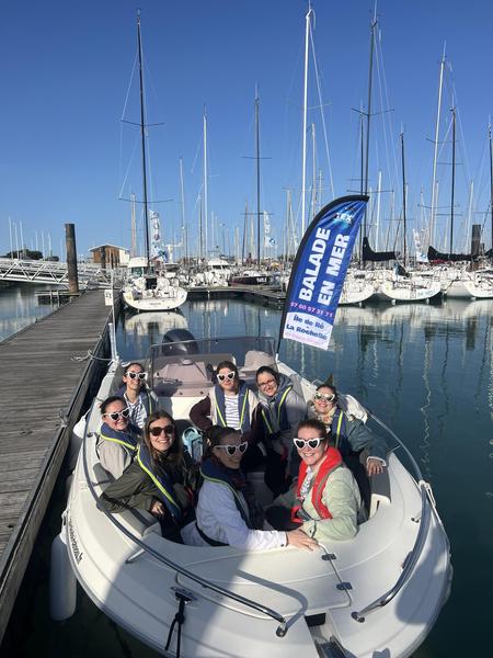 Un bateau avec des passagères amarré dans un port.