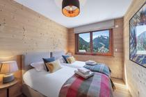 Chambre twin avec deux lits simples, fenêtre, vue montagne