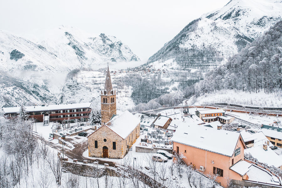 Vue aérienne village avec église