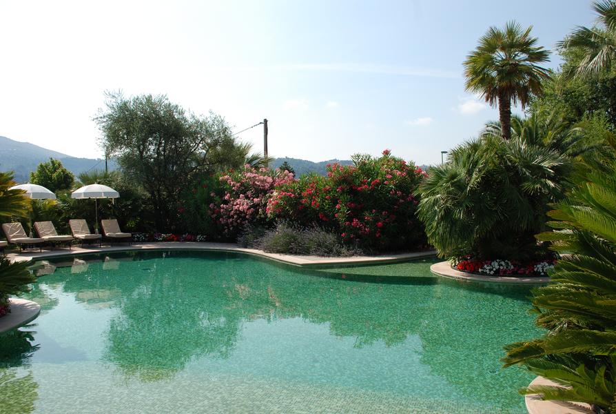 Piscine lagon commune, plage en pente douce