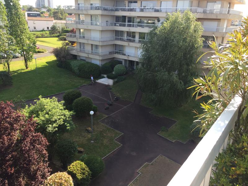Vue sur les espaces arborés, au pieds de la résidence.