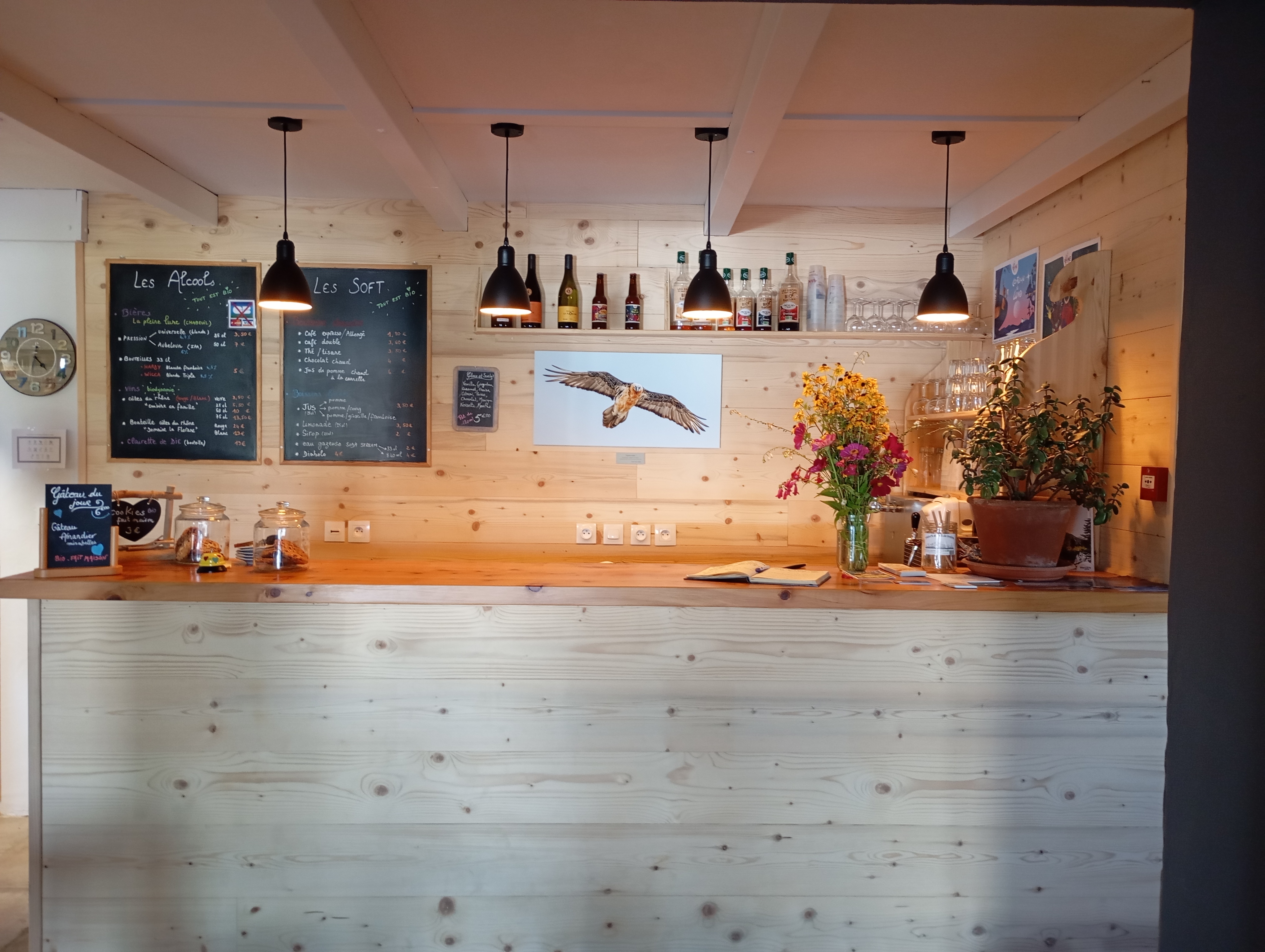 Le bar dans la salle de restauration du gîte d'étape au bout du monde à Font d'Urle