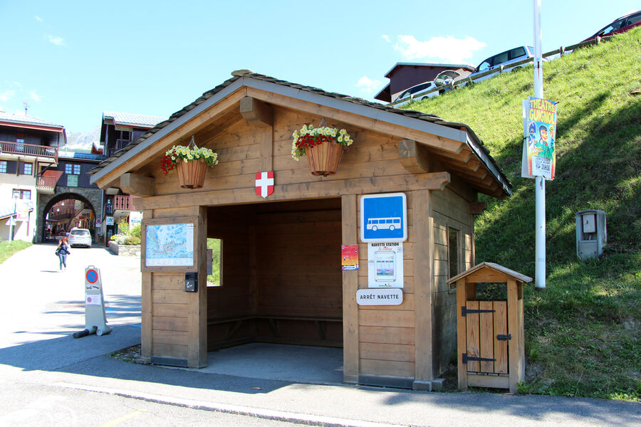 Arrêt navette à l'entrée de Montchavin