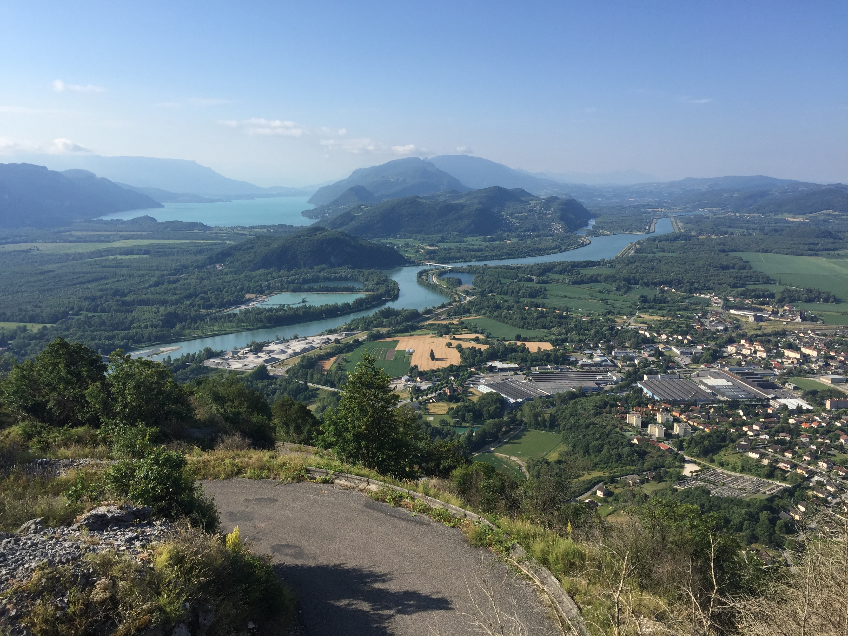 Vue sur le lac du Bourget, le Rhone depuis les lacets du Grand Colombier