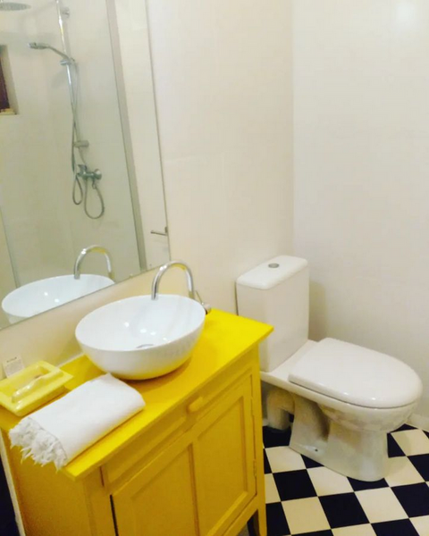 Gite La Maison Pain d'Epices Salle de douche jaune
