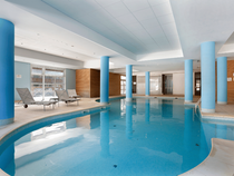 Piscine de la résidence avec transats