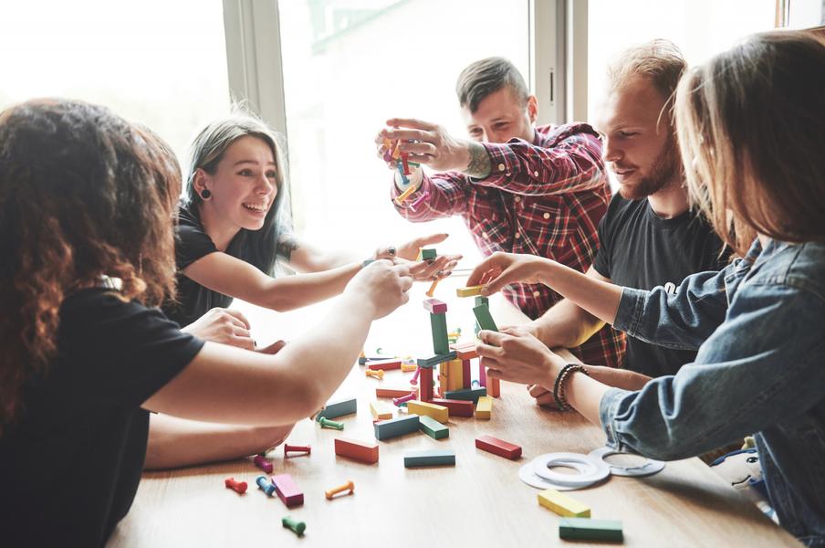 - © Freepik Apéro jeux de société au Hang'Art_Serres - © Freepik