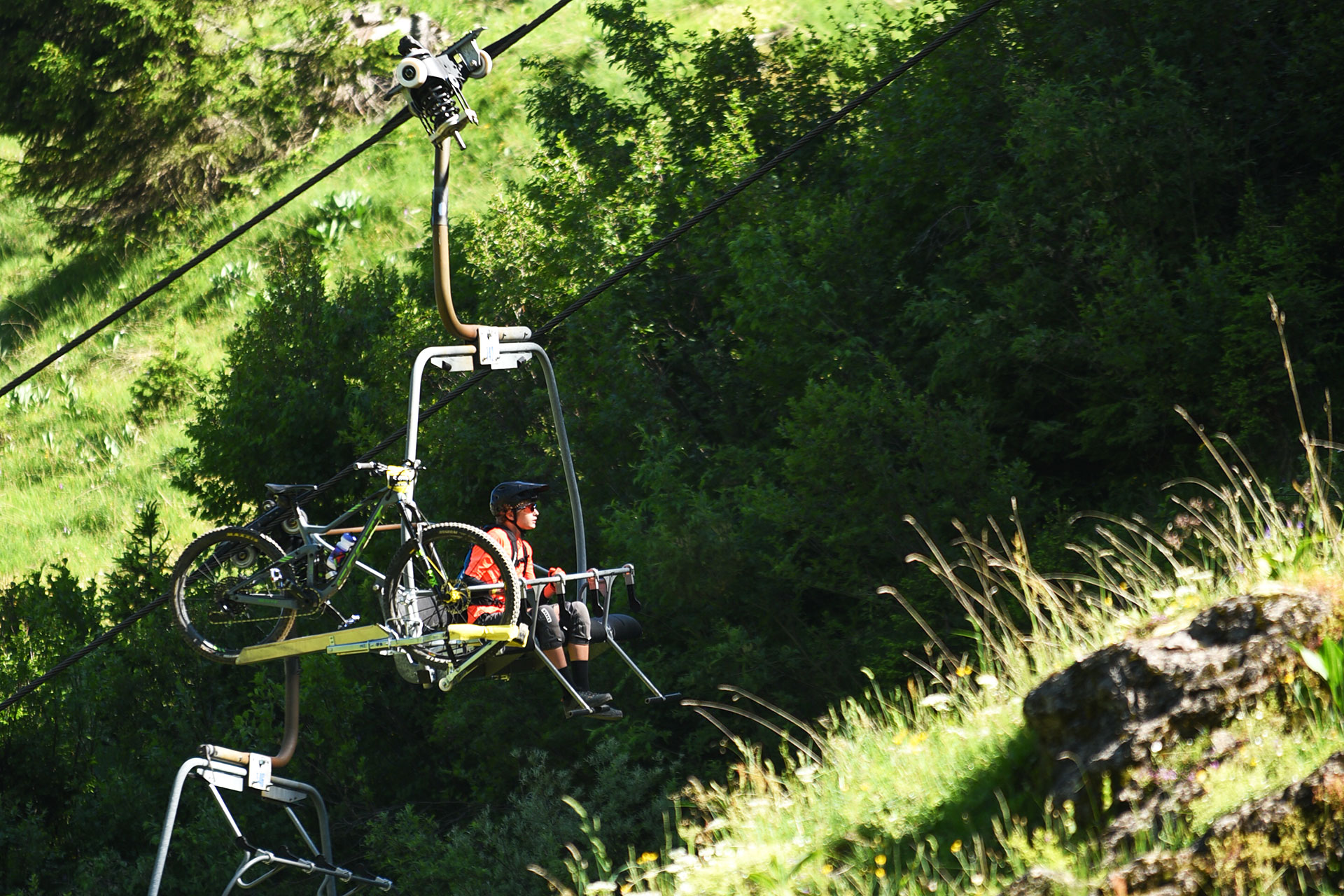 Accessible to mountain bikes (ascent only) and pedestrians (ascent and descent).