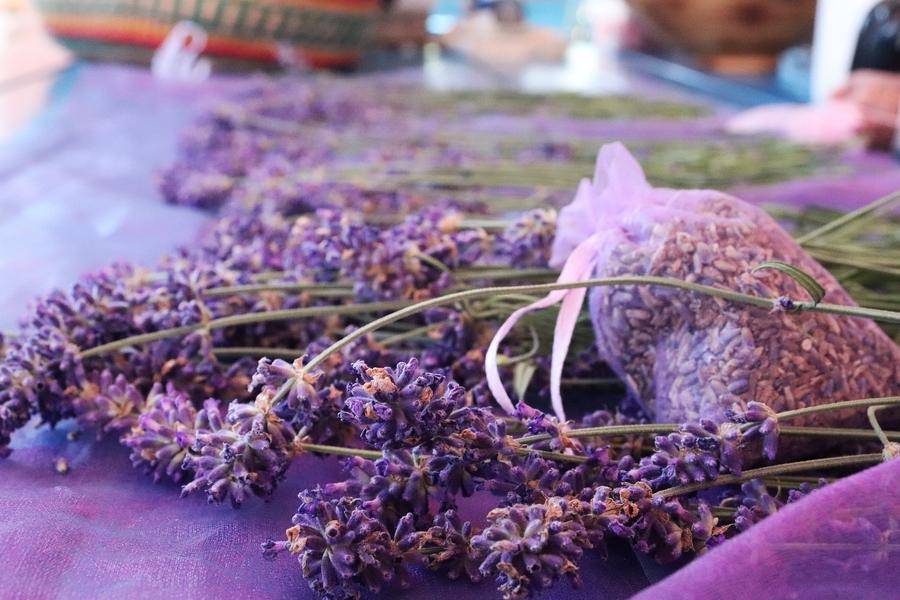 Atelier fuseaux et sachets de lavande