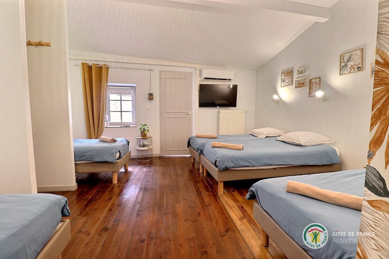 Chambre Le Grenier avec cinq lits 90