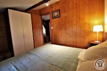 Gîte L'Annexe au Château de Pravins à Blacé  (Rhône, Beaujolais, proximité de Villefranche-sur-Saône) : la chambre à l'étage (1 lit 2 personnes ou 2 lits 1 personne).