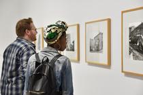 Visiteurs dans une exposition du MAMC+