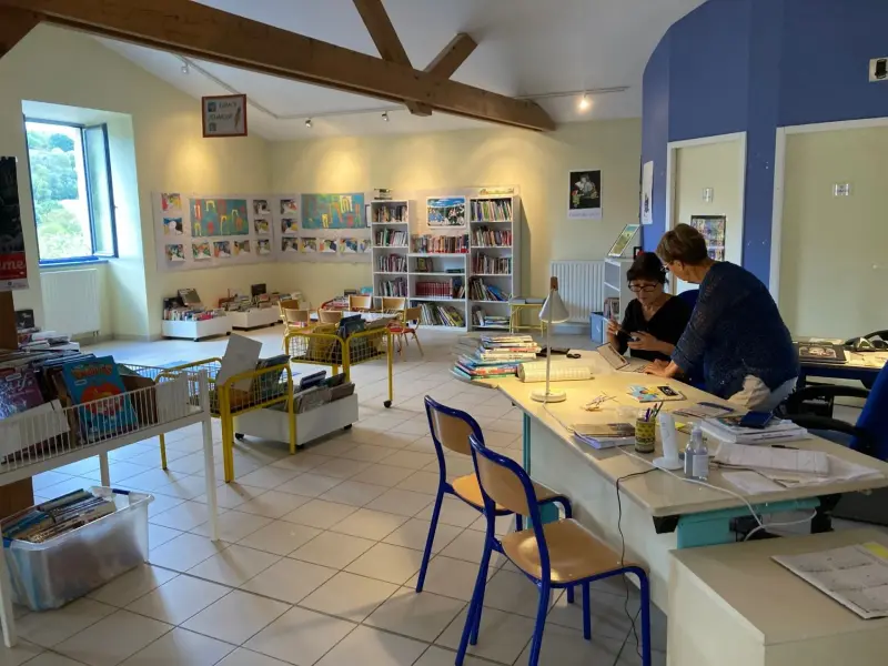 Meyras - intérieur de la bibliothèque et conseils