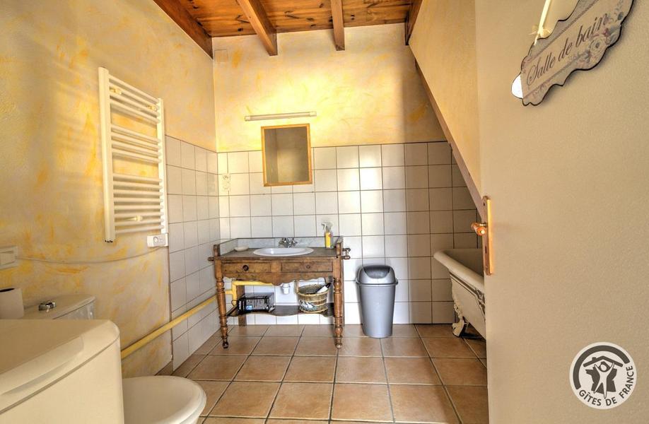 Gîte / Maison de Vacances \'La Glycine\' à Meaux la Montagne en Haut Beaujolais dans le Rhône - Proximité du Lac des Sapins : la salle de bains (baignoire, lavabo, wc et lave-linge) au rez-de-chaussée.