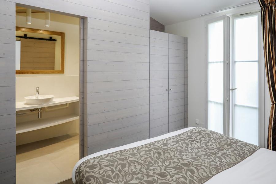 Chambre et salle d'eau de la suite « Côté jardin »