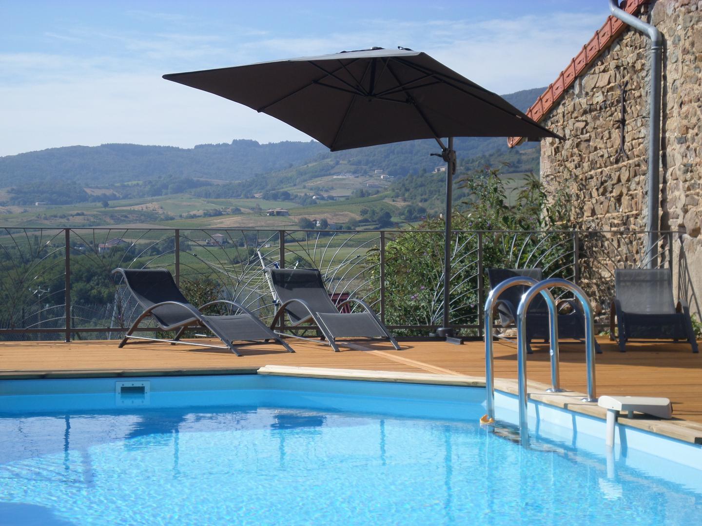 Chambres d'Hôtes 'Les Chambres de l'Escale' à Emeringes (Rhône - Beaujolais): la piscine.