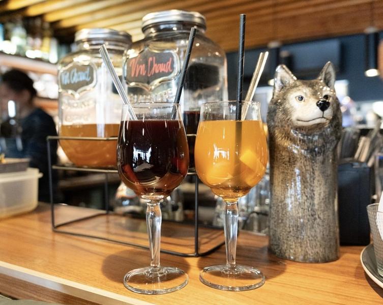 Deux boissons au bar
