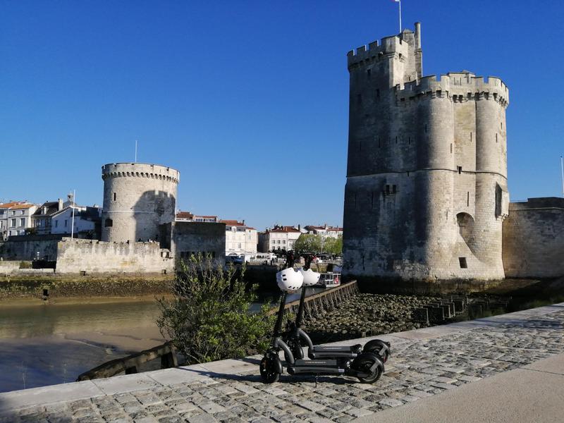 trottinettes devant les Tours de la Rochelle
