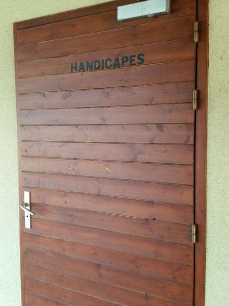 Entrée toilette handicapé