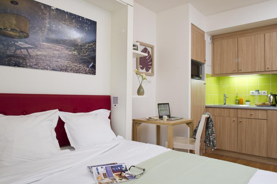 lit double de  l'Adagio City Aparthotel de Vincennes 