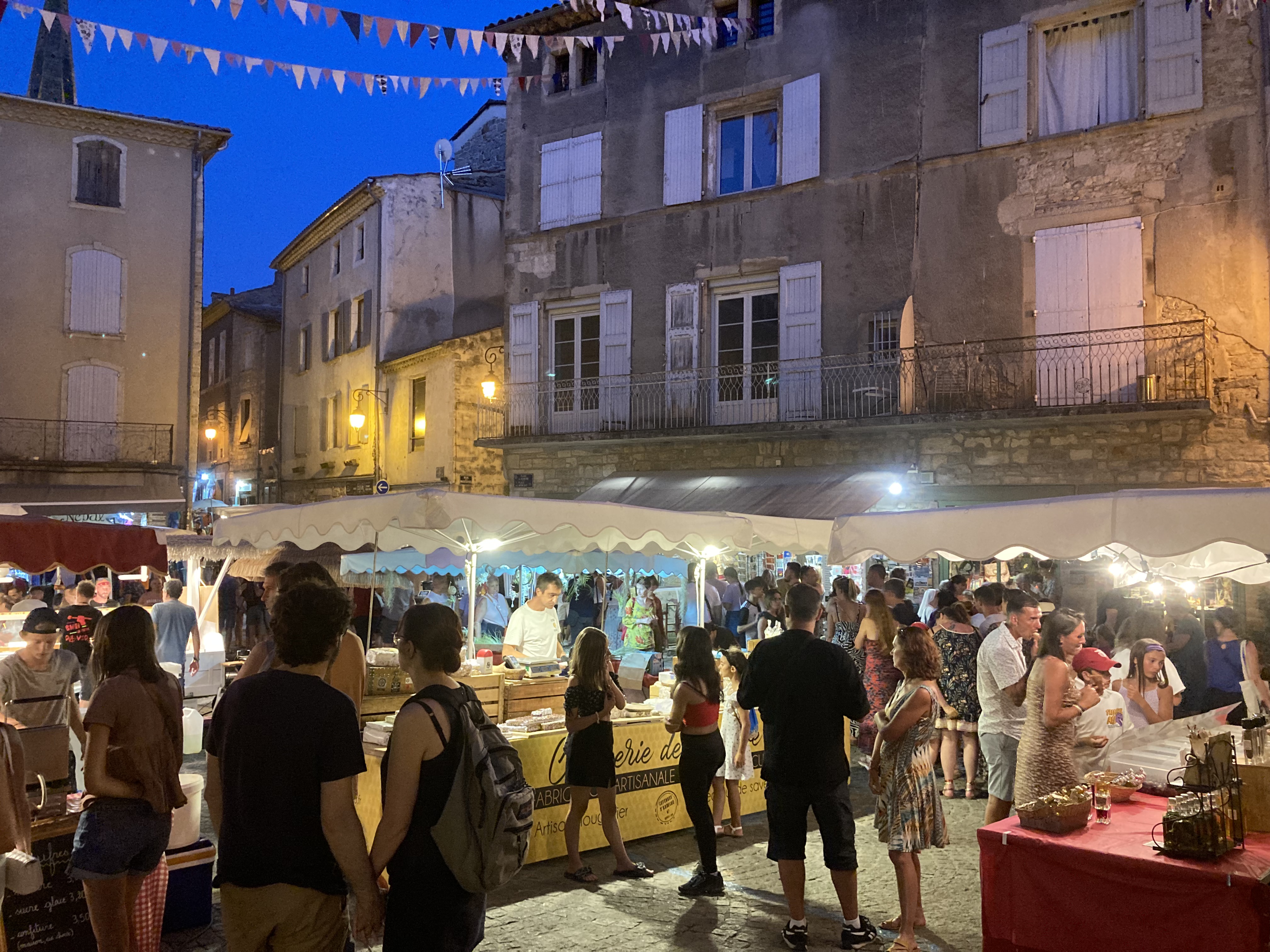 Marché nocturne d'artisans, de créateurs et de producteurs locaux