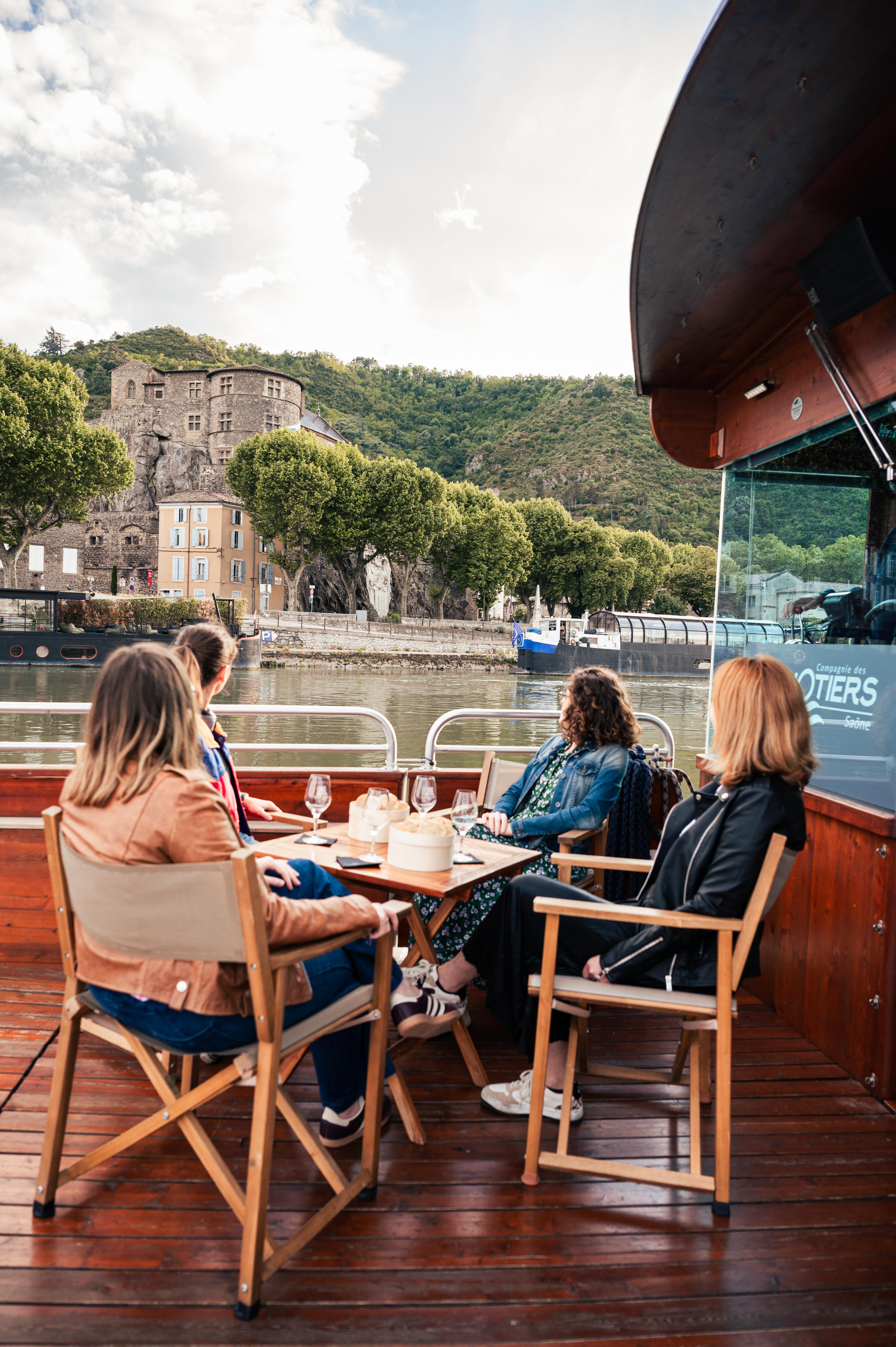 apero-sur-eau-vin-fromage-terres-de-syrah