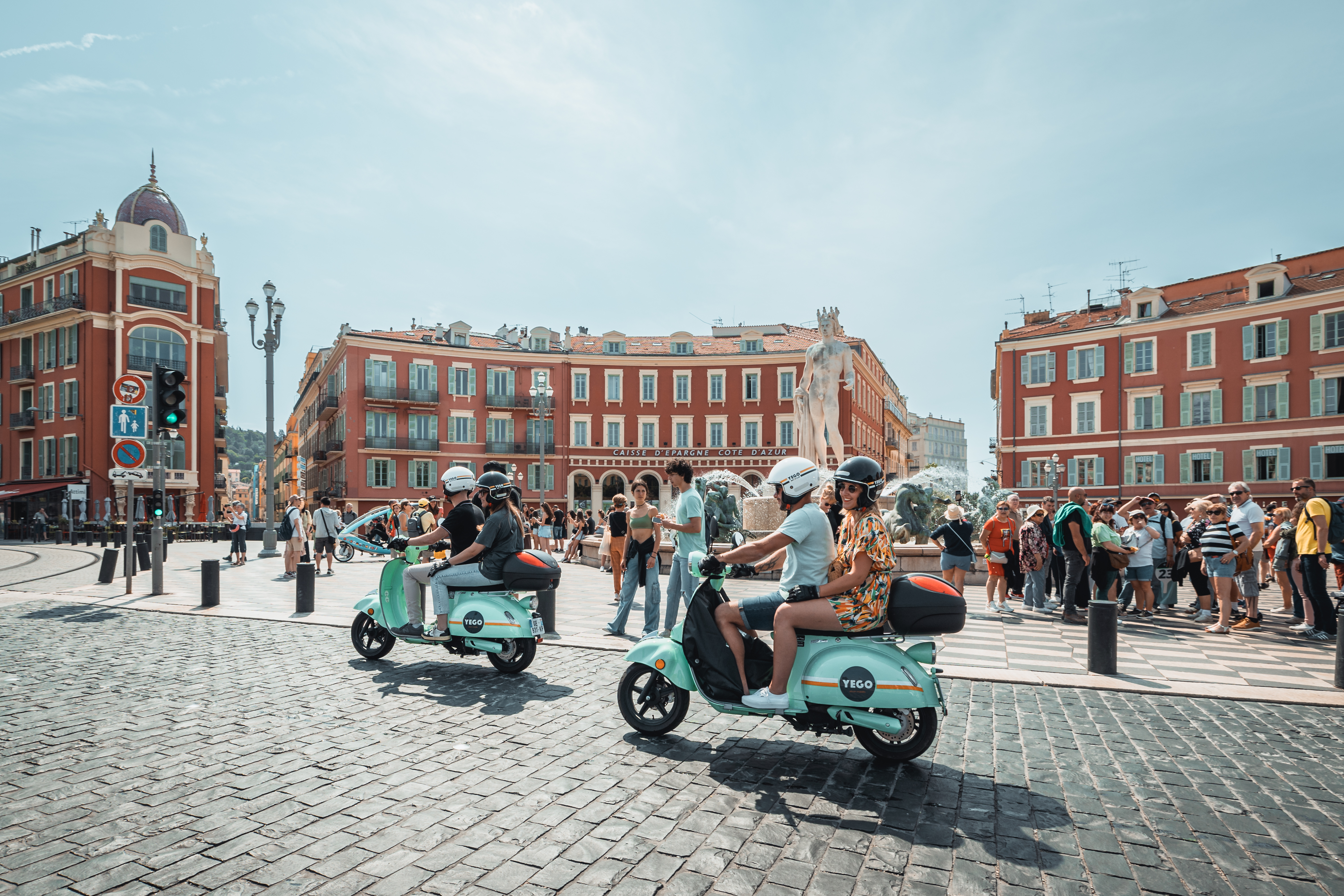 Les scooters YEGO sur la Place Masséna