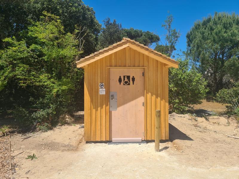 Toilettes publiques - plage de Foulerot