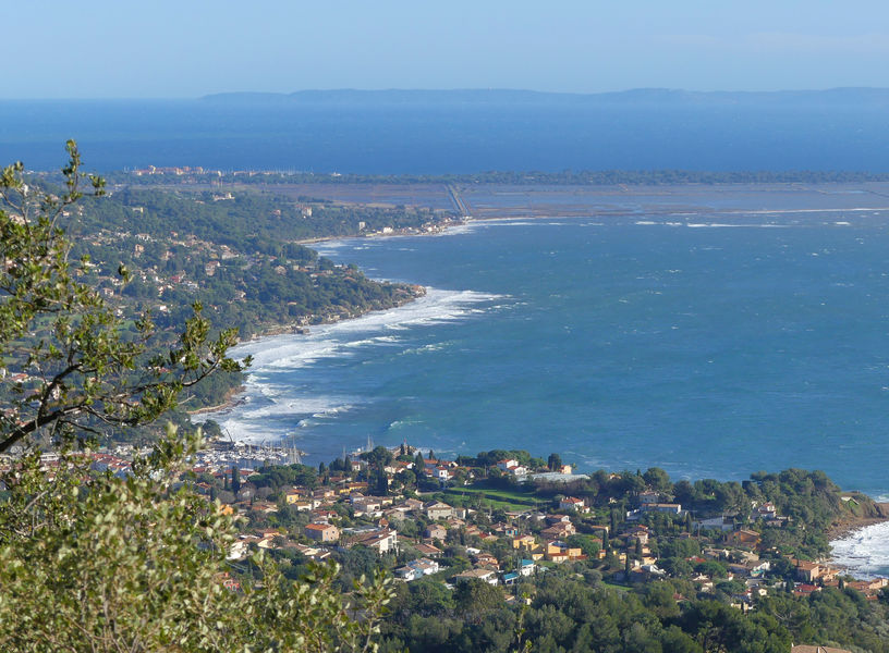Vue sur le double tombolo depuis le massif de la Colle noire