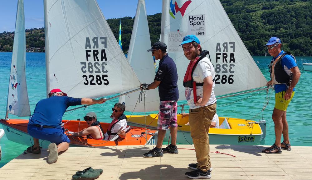 Ponton équipé pour l'embarquement des personnes  en situation de handicap