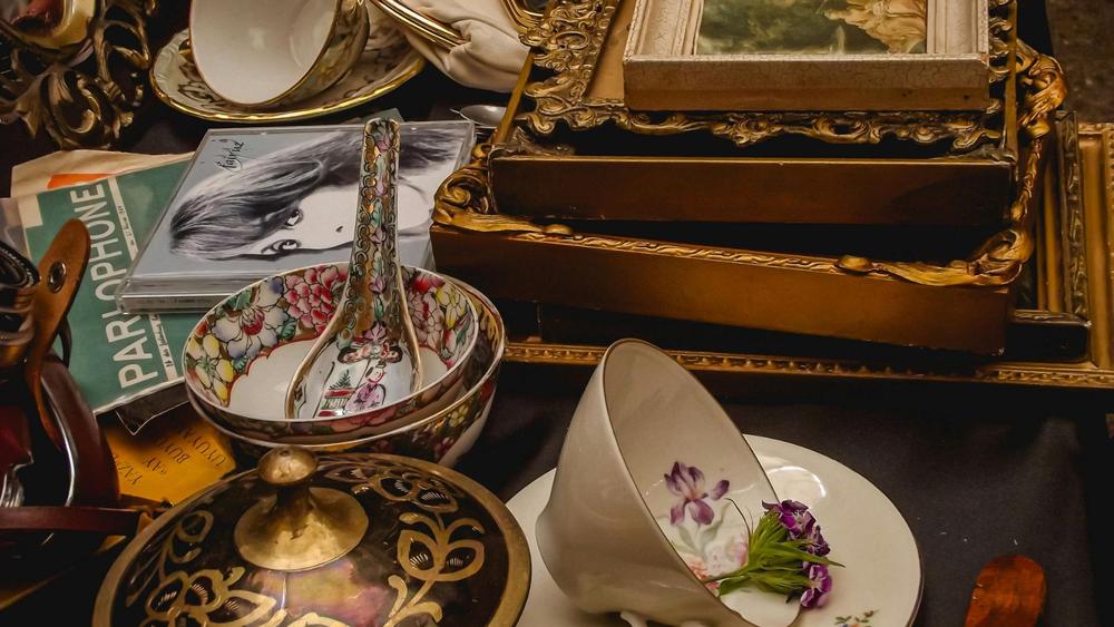 Brocante professionnelle par la Ligue contre le cancer Var