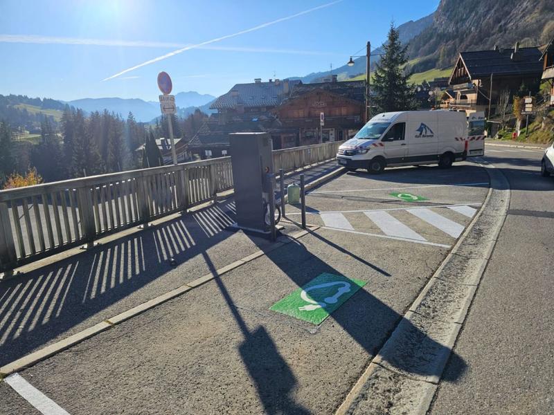Parking équipé d'une borne de recharge pour voiture électrique